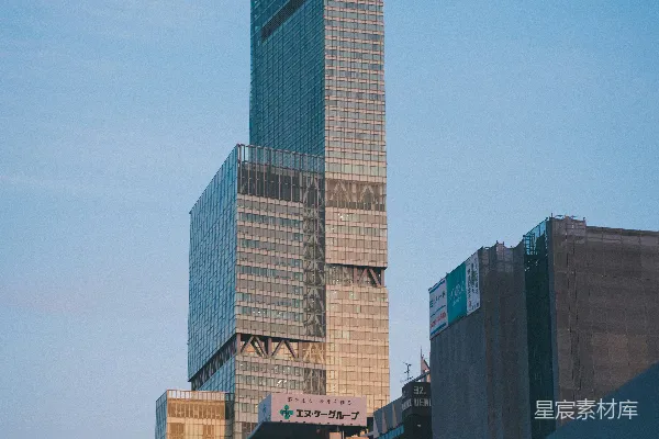 一座非常高大的建筑矗立在城市之上。