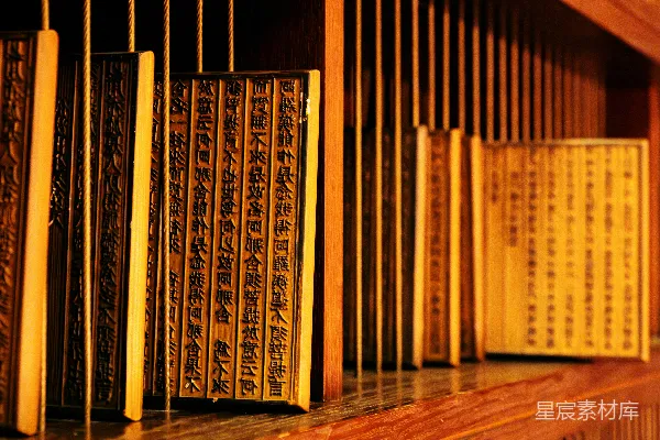 高清摄影 一排书放在木制书架上