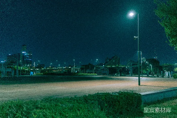 城市夜晚空旷的停车场