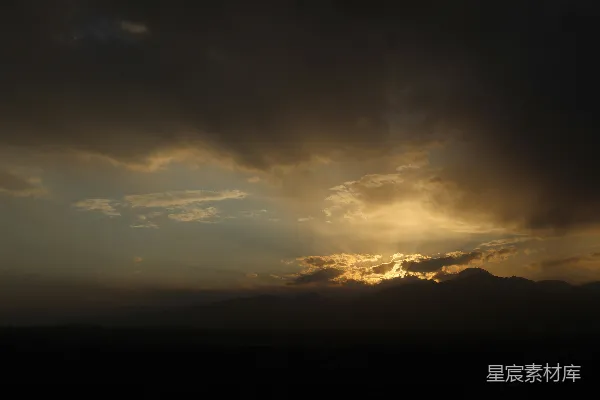 高清摄影 夕阳西下时，云层中的山影