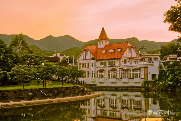 高清摄影 白天水边的一座白色和棕色的混凝土建筑