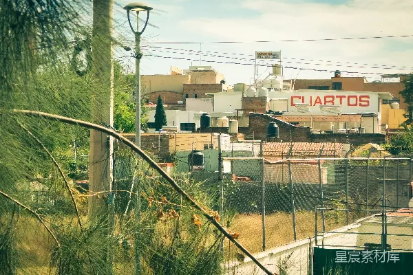 高清摄影 标有“cuartos”字样的建筑物位于一个城镇中。