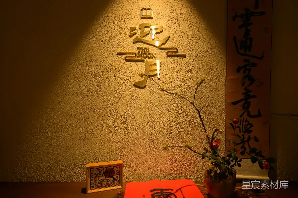 高清摄影 一张桌子上有一瓶花。