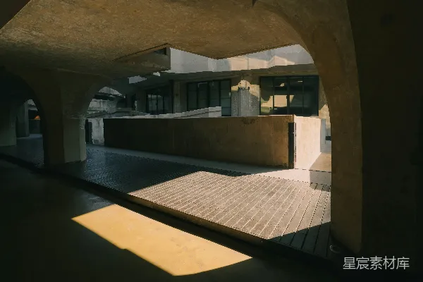 高清摄影 Brutalist建筑，带有拱形天花板和阳光。