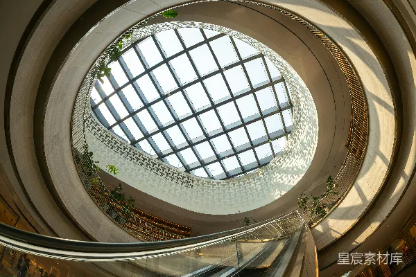 高清摄影 螺旋式建筑与玻璃天花板。