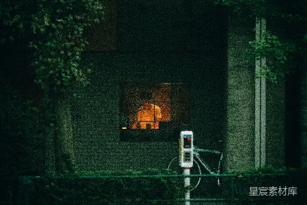 夜晚建筑内有人影显现。