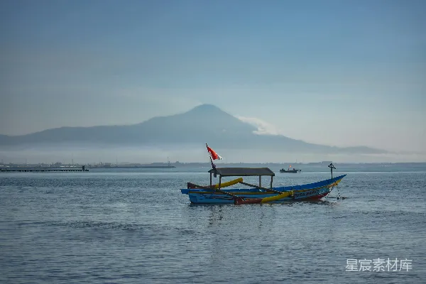 一片蓝色小船漂浮在一大片水面上