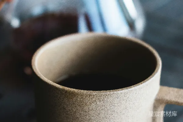 白色陶瓷茶杯放在桌子上
