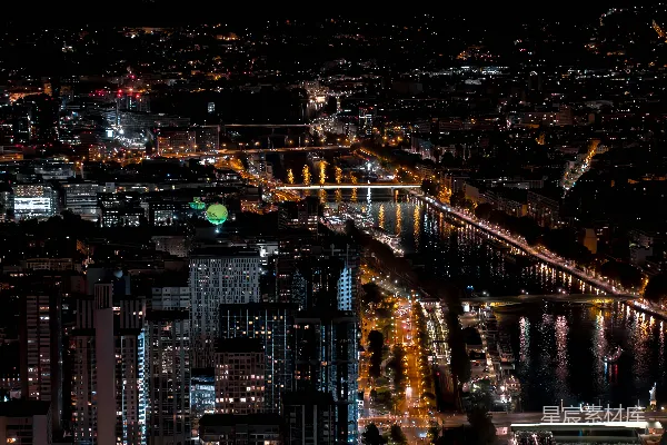 从高楼顶部俯瞰的城市夜景