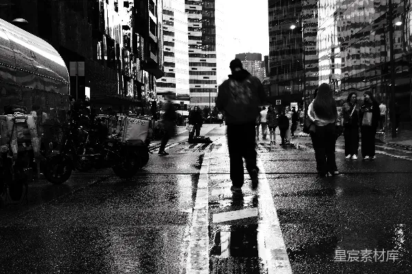 城市中有人走在街上。