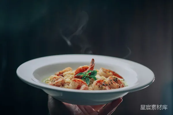 手持白色陶瓷碗的人端着食物