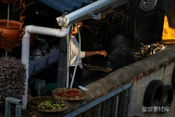 厨师在繁忙的户外厨房里烹饪食物。