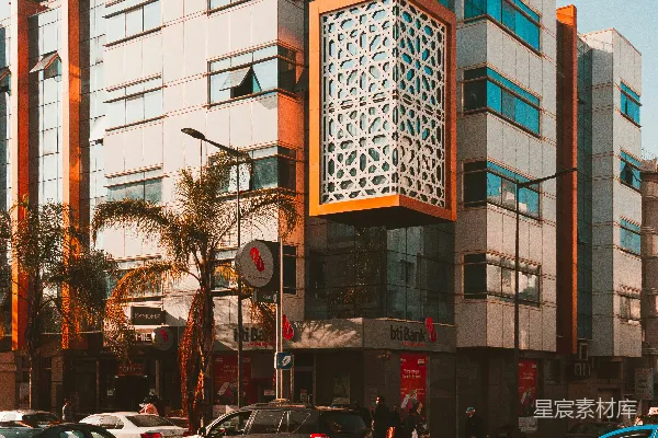 高清摄影 一条街道上挤满了车辆，旁边是高楼林立的建筑。