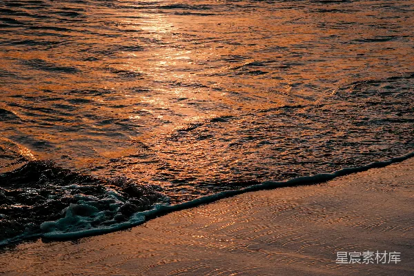 高清摄影 夕阳正落向海面。