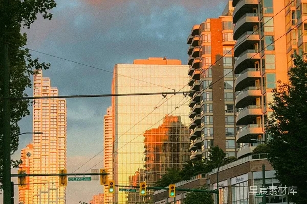 一条有高大建筑物的城市街道