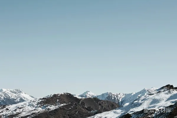 白天山被雪覆盖的照片