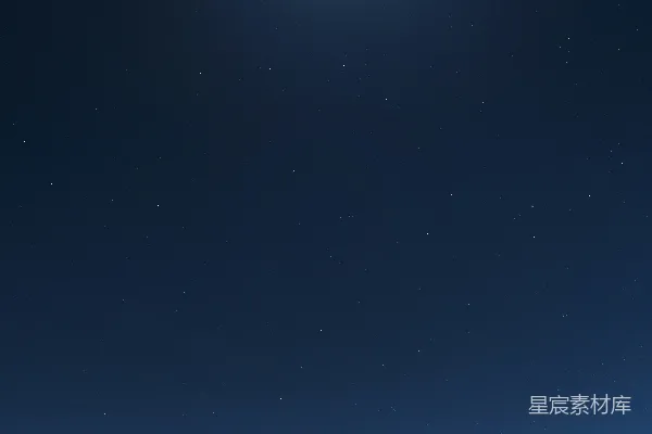 夜空中一轮明月高悬在湖上。