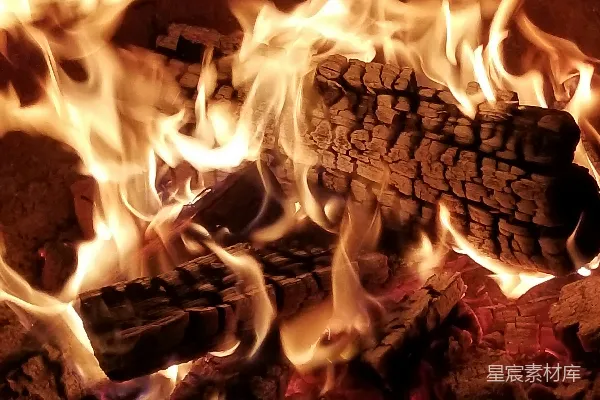 在火坑里烧柴火