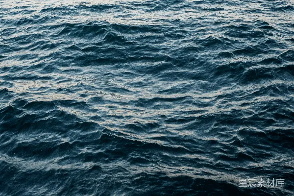 波浪在暗海的表面荡漾开来。