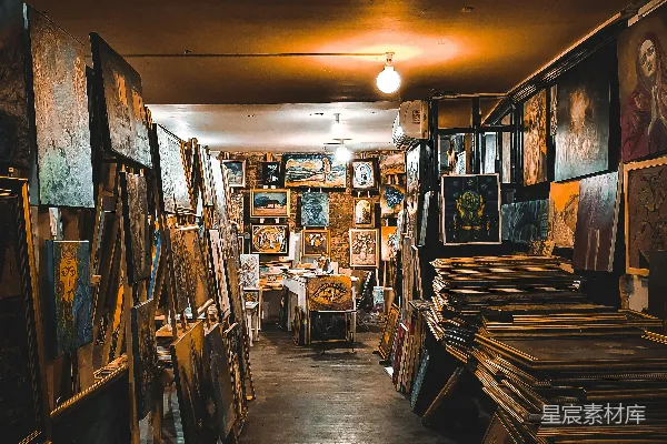 高清摄影 餐厅里的棕色木制椅子和桌子