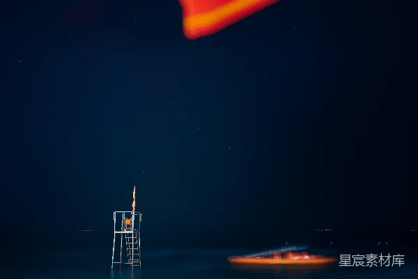 高清摄影 白色和黑色的塔在夜间