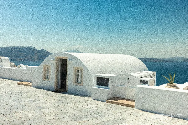 白色的圆顶建筑俯瞰着蓝色的海洋和天空。