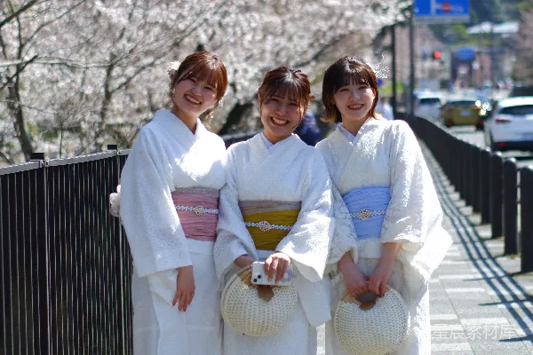 一群女子穿着和服站在人行道上