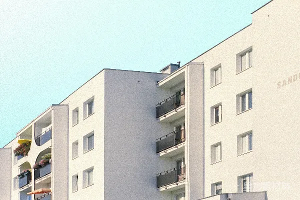 高清摄影 一座高大的白色建筑，阳台上设有阳台。