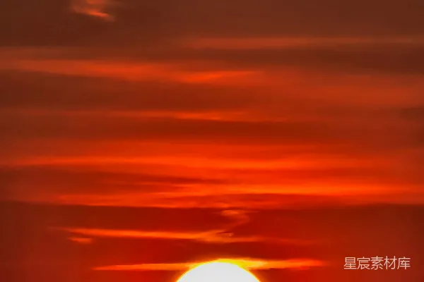 远处的树顶落下夕阳的余晖。