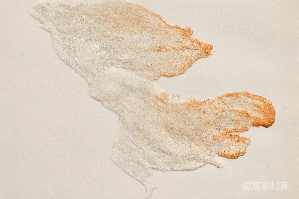 高清摄影 白色和橙色抽象雕塑，描绘出流动的形状。