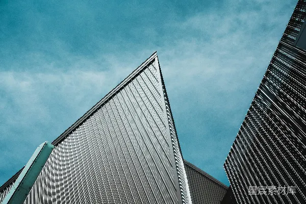 白天灰白色混凝土建筑下的蓝天之中