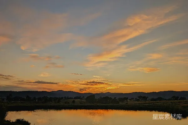 高清摄影 夕阳西下，映照着一片小湖。