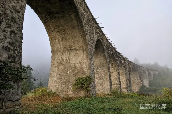 一座横跨翠绿田野的石桥
