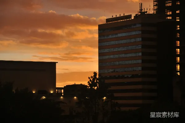 高清摄影 夕阳下的白色混凝土建筑