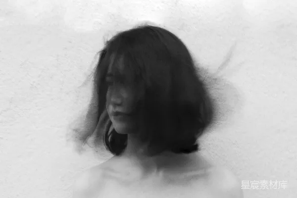 女人将头发拨到一边的黑白摄影