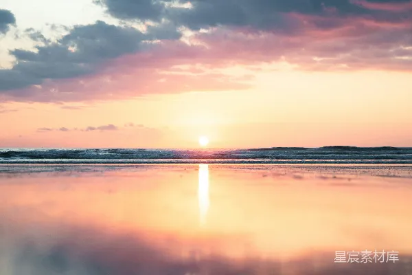 高清摄影 夕阳正挂在水面上的海滩上。