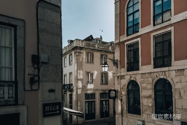 建筑物一侧悬挂的路灯