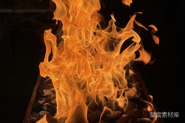黑夜中的火光