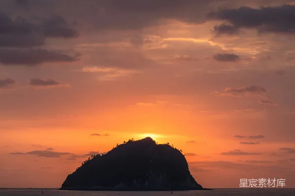 高清摄影 夕阳下海岛上轮廓分明的景象