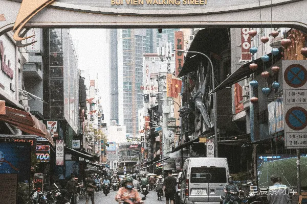 熙熙攘攘的城市街道，车流量大