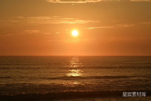 高清摄影 太阳正在海洋上落下，海浪翻滚。