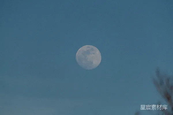 满月高悬在湛蓝的天空中