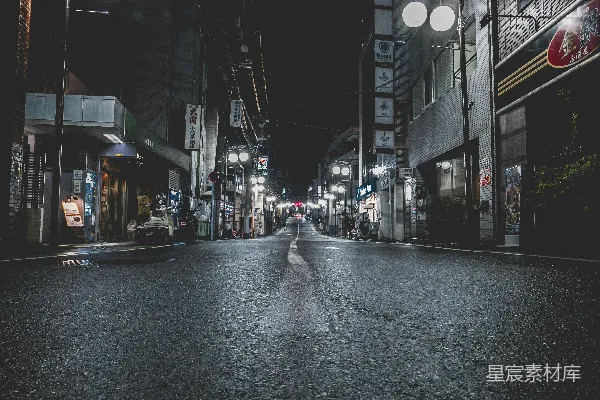 建筑物之间的灰色混凝土道路