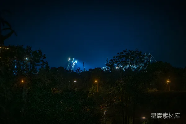 远处城市夜景的一处视角