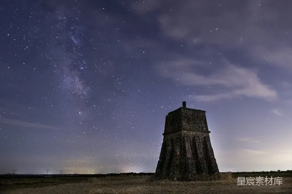 夜空下棕色混凝土建筑的蓝色调之夜影