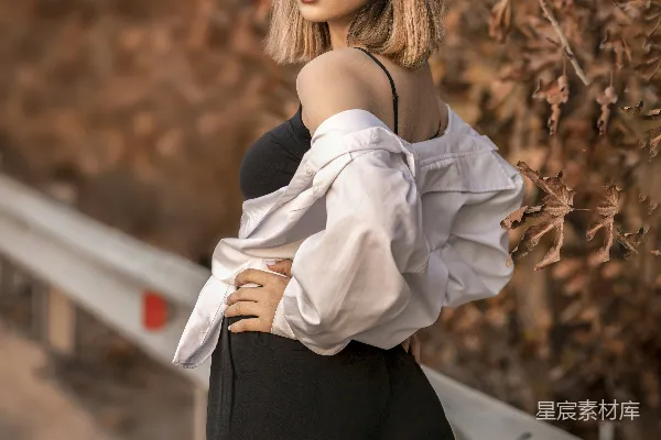 高清摄影 一个穿着白色上衣和黑色裤子的女人