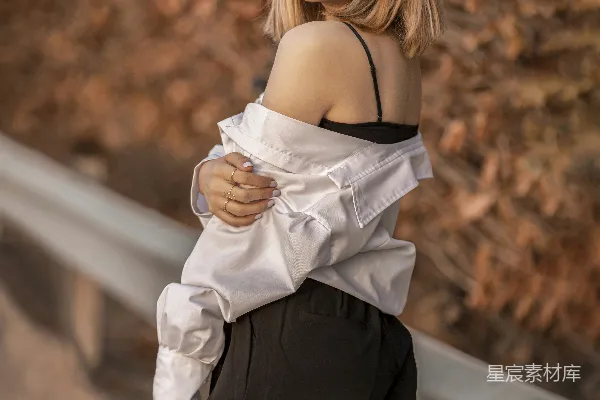 高清摄影 一个穿着白色衬衫和黑色裤子的女人