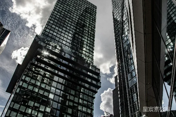 现代玻璃 skyscrapers 在 晦暝 的 天空 下 狂舞。