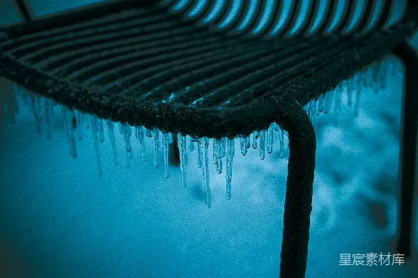 高清摄影 雪地里覆盖着冰柱的长椅