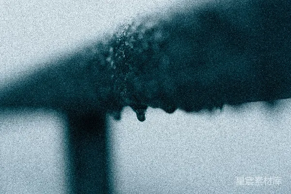 高清摄影 黑色金属条上的水滴